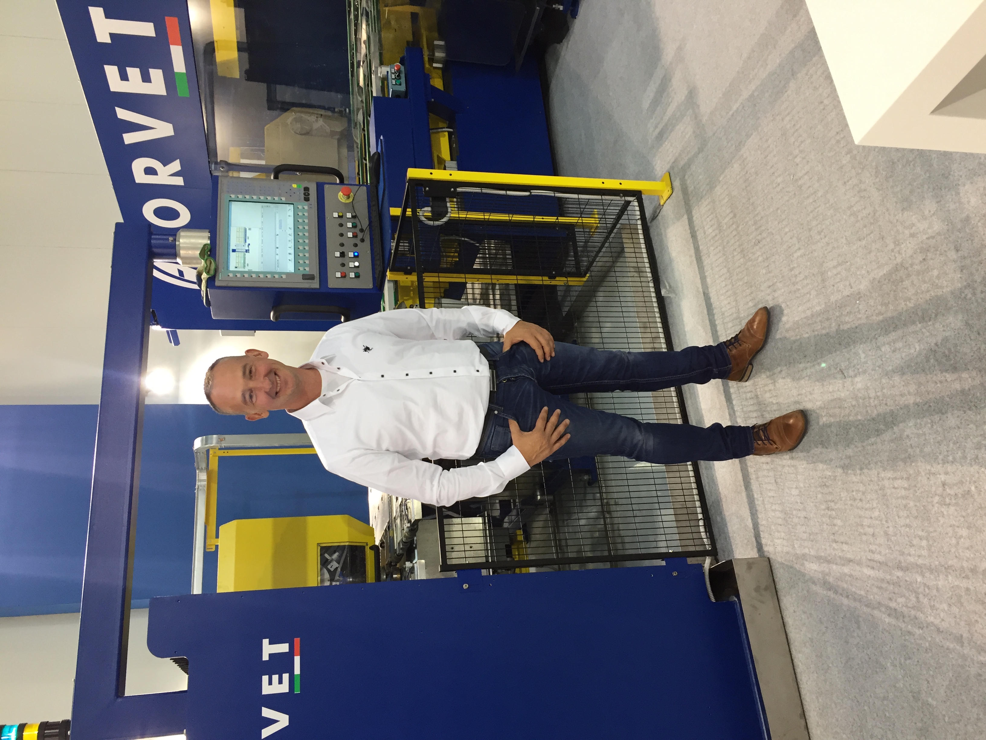Pierre Fleury an einer CNC-Maschine
